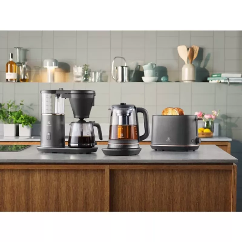 Electrolux E7K16BP vedenkeitin 1,7 l 2400 W musta, kupari