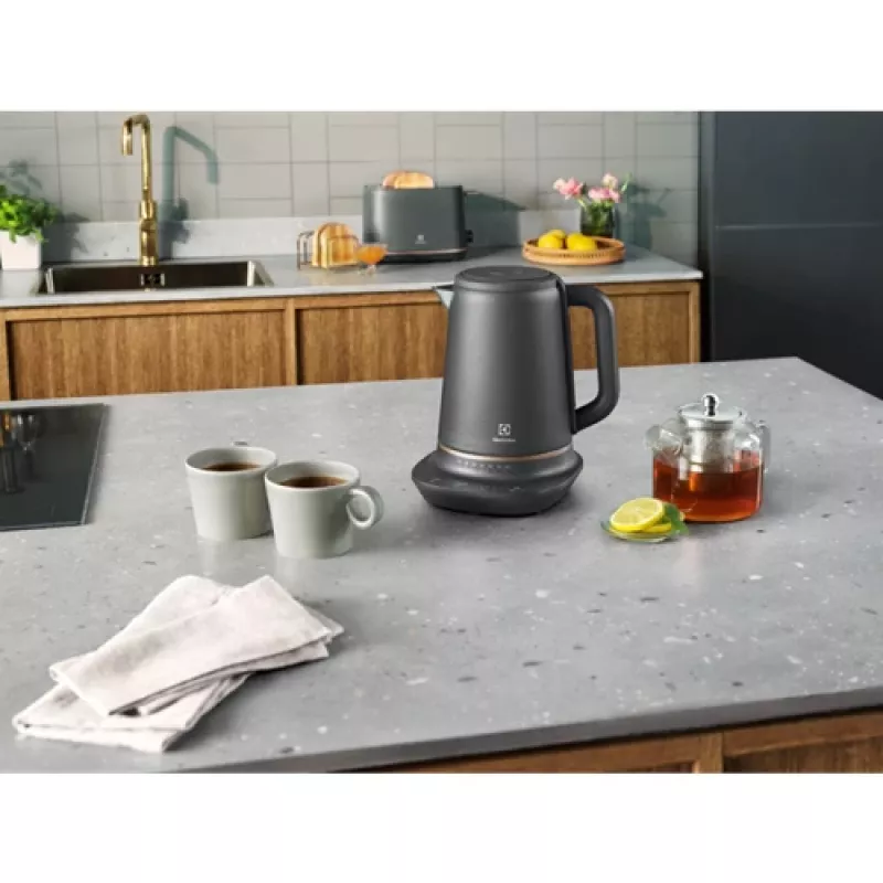 Electrolux E7K16BP vedenkeitin 1,7 l 2400 W musta, kupari