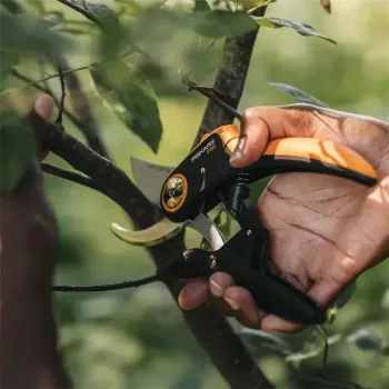 Puutarhasakset Fiskars Plus PowerLever P721 — ohileikkaava saksi oksille ja varsille