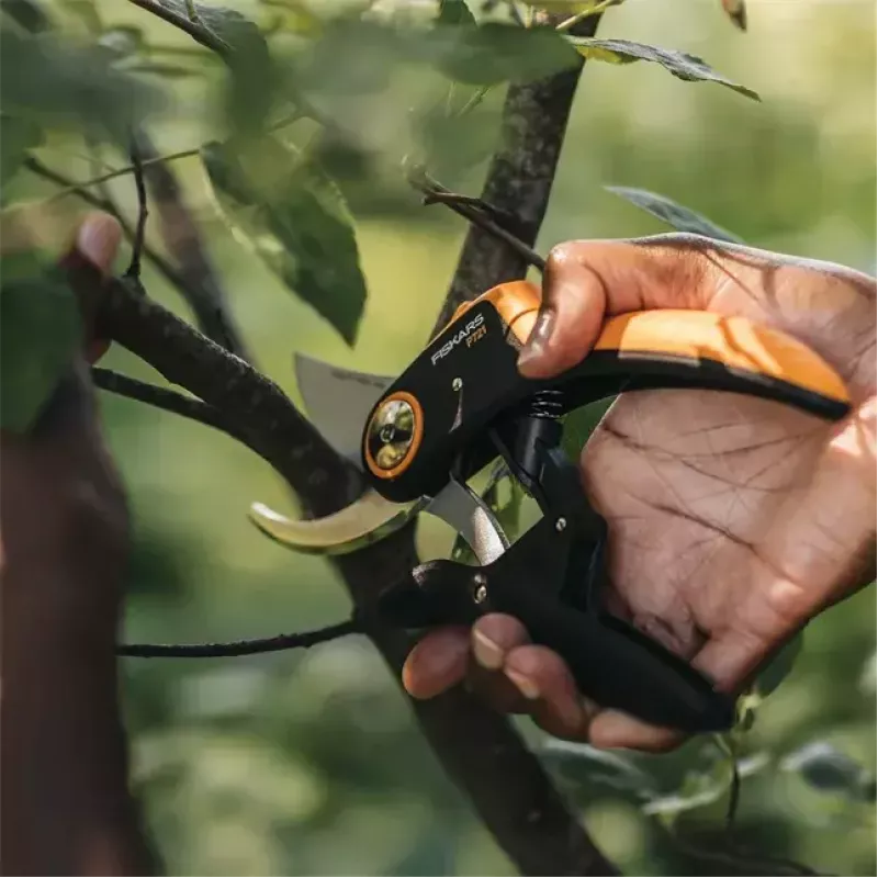 Puutarhasakset Fiskars Plus PowerLever P721 — ohileikkaava saksi oksille ja varsille