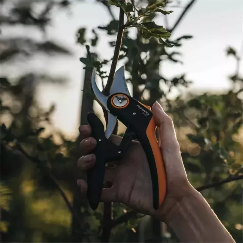 Puutarhasakset Fiskars Plus PowerLever P721 — ohileikkaava saksi oksille ja varsille