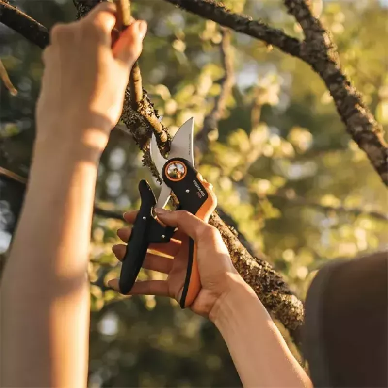 Puutarhasakset Fiskars Plus PowerLever P721 — ohileikkaava saksi oksille ja varsille