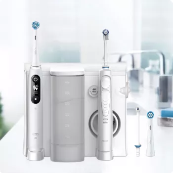 Oral-B iO6 sähköhammasharja ja OxyJet-suuhygieniakeskus, valkoinen