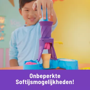 Kinetic Sand, Soft Serve Station, Easter Basket Stuffers, sisältää 14 oz muovailtavaa leikkihiekkaa (3 väriä), 2 vohvelia ja 2 työkalua