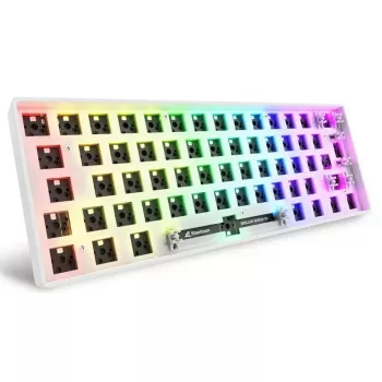 Kompakti 60 % langallinen näppäimistö Sharkoon SKILLER SGK50 S4 — QWERTZ-asettelu, RGB-valaistus, USB, 1,5 m kaapeli, valkoinen