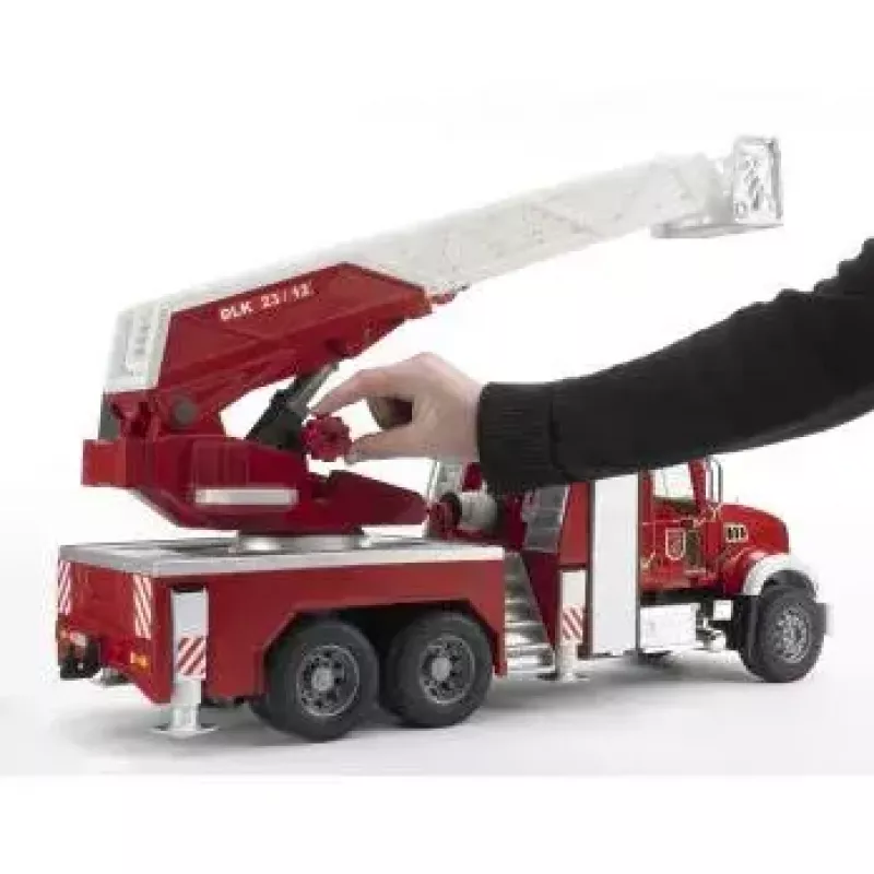 Paloauto BRUDER MACK Granite vesipumpulla