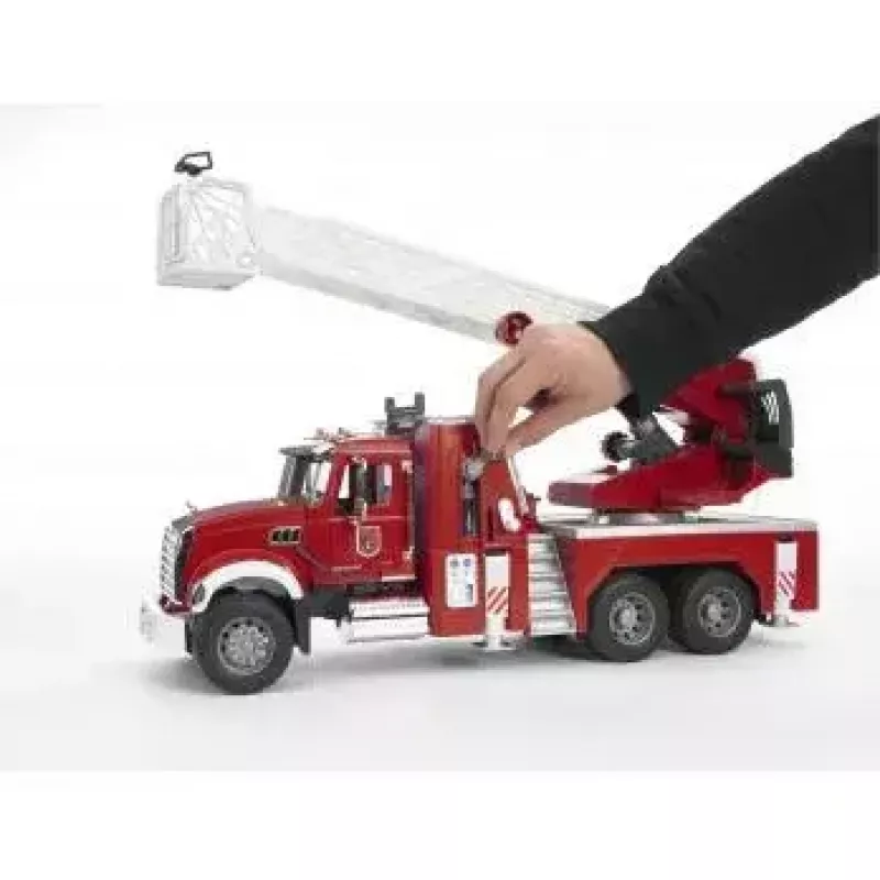 Paloauto BRUDER MACK Granite vesipumpulla