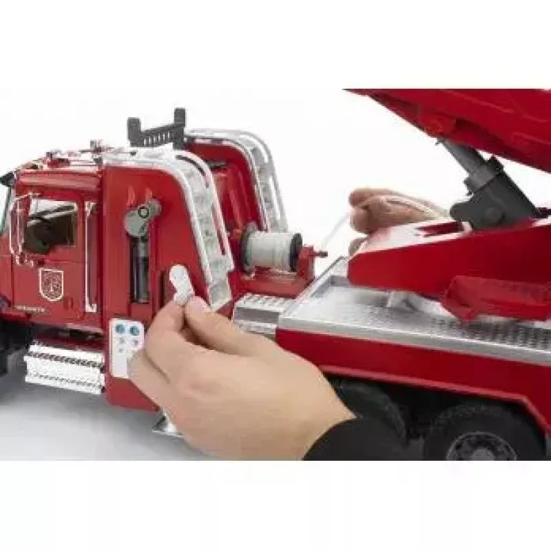 Paloauto BRUDER MACK Granite vesipumpulla