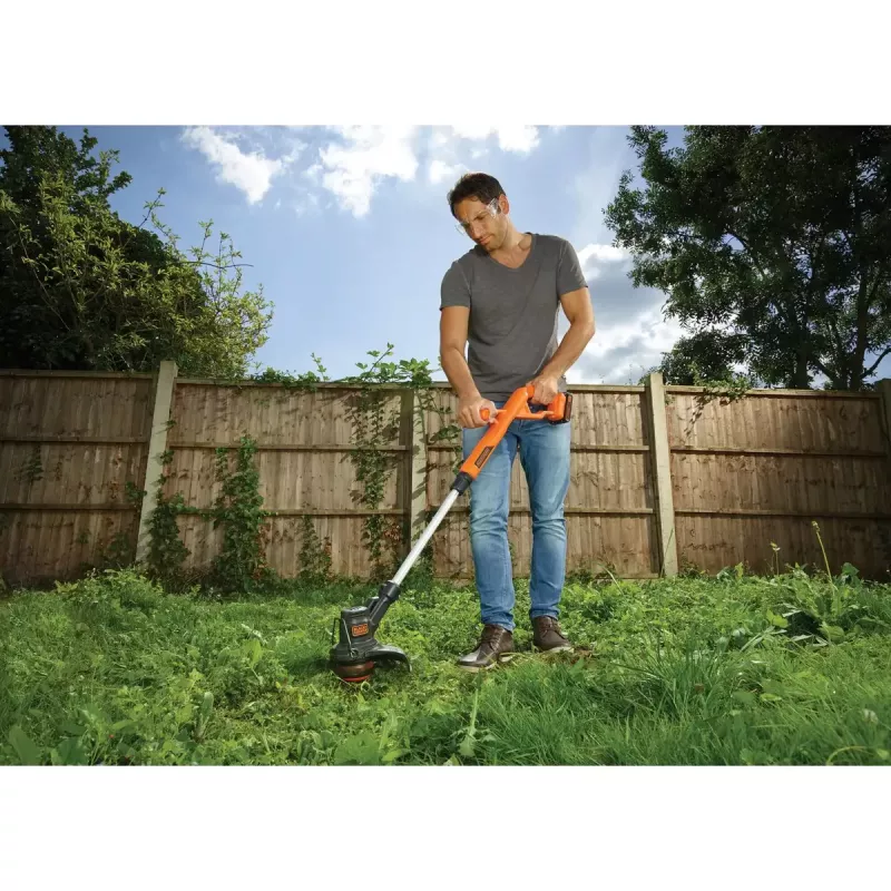 Black & Decker ST182320-QW akkukäyttöinen ruohotrimmeri, 18 V, 2,0 Ah Li-Ion, 25 cm leikkuuleveys, sis. akun ja laturin, oranssi/musta
