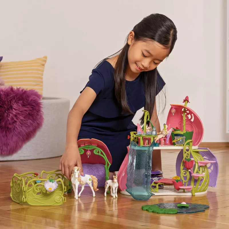 schleich BAYALA kimaltava kukkatalo yksisarvisilla, järvellä ja tallilla