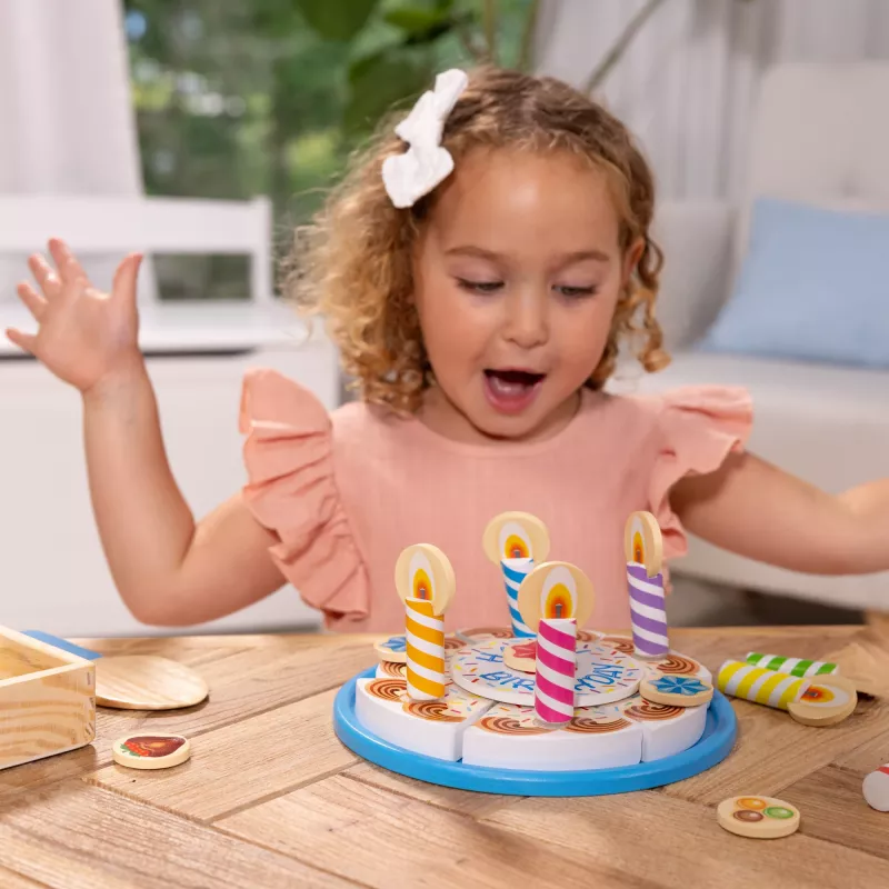 Melissa & Doug syntymäpäiväkakku – puiset leikkiruoat sekoituskoristeilla ja 7 kynttilällä