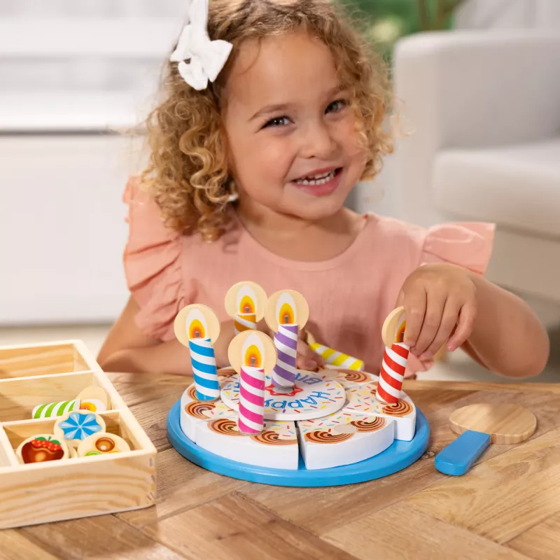 Melissa & Doug syntymäpäiväkakku – puiset leikkiruoat sekoituskoristeilla ja 7 kynttilällä