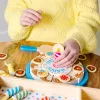 Melissa & Doug syntymäpäiväkakku – puiset leikkiruoat sekoituskoristeilla ja 7 kynttilällä