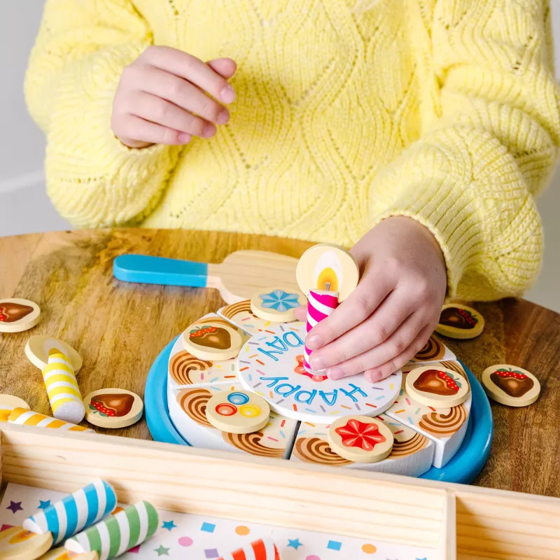 Melissa & Doug syntymäpäiväkakku – puiset leikkiruoat sekoituskoristeilla ja 7 kynttilällä