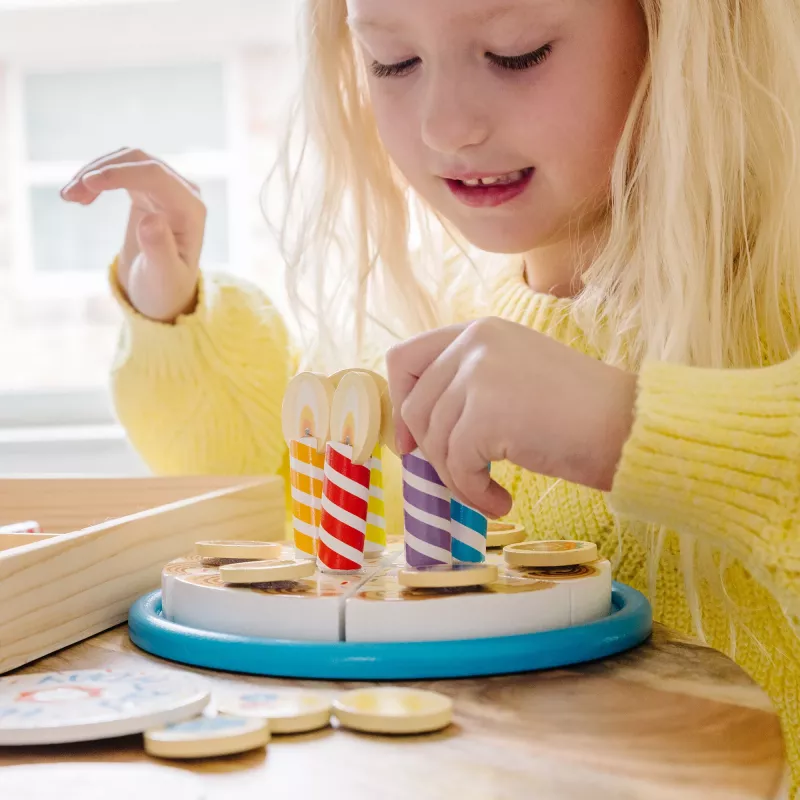 Melissa & Doug syntymäpäiväkakku – puiset leikkiruoat sekoituskoristeilla ja 7 kynttilällä