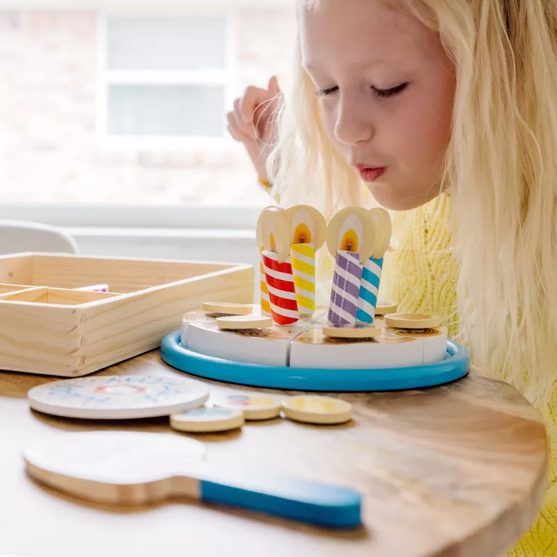 Melissa & Doug syntymäpäiväkakku – puiset leikkiruoat sekoituskoristeilla ja 7 kynttilällä