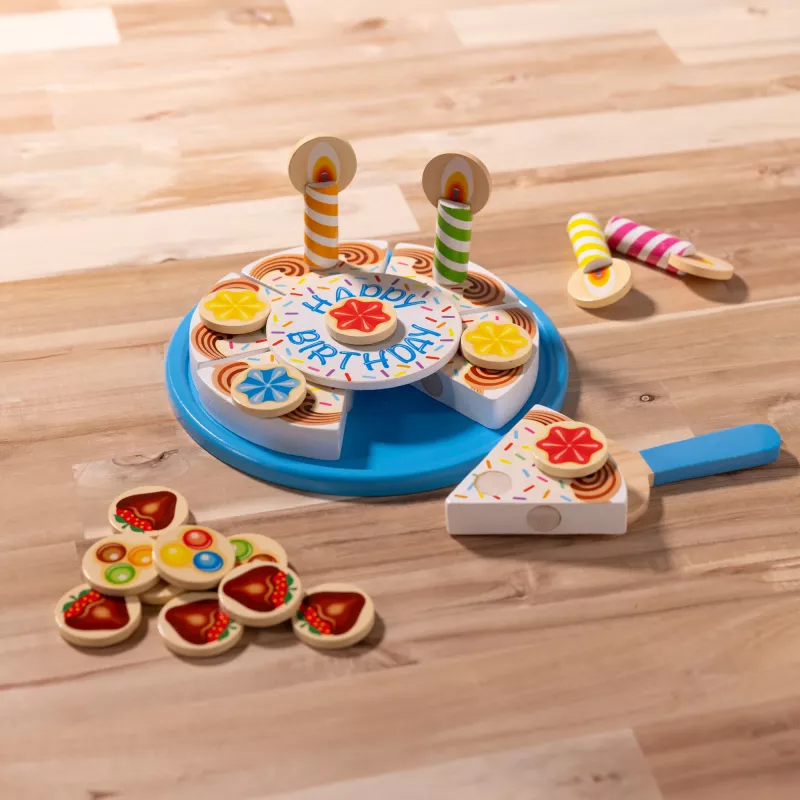 Melissa & Doug syntymäpäiväkakku – puiset leikkiruoat sekoituskoristeilla ja 7 kynttilällä