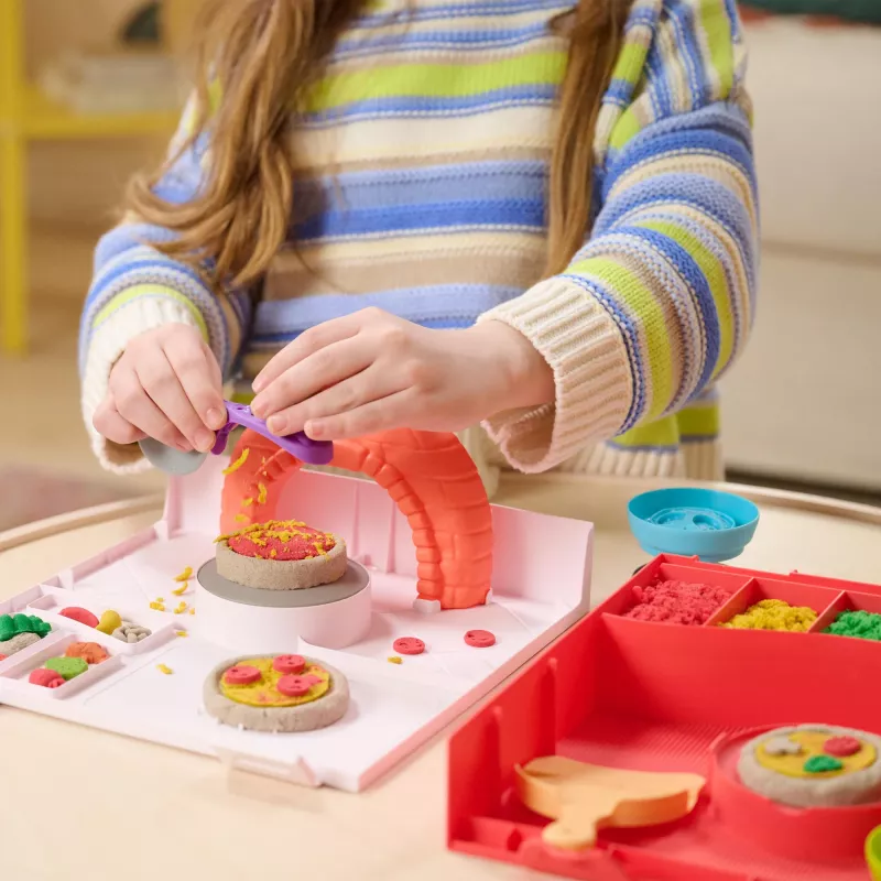 Kinetic Sand, SquishPizza kohoava pizzauuni leikkisarja, luovat pääsiäislahjat, sisältää 1 lb muovailtavaa leikkihiekkaa & 5 työkalua, leikkiruoka käsityö lastenlelu