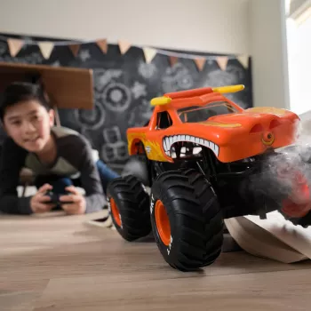 Monster Jam, El Toro Loco RC-monsteriauto Atomizer-savuefekteillä, mittakaava 1:15, lelu pojille ja tytöille 3 vuodesta alkaen
