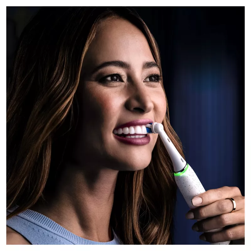 Oral-B iO Series 10 aikuisten rotaatio-oskilloiva hammasharja valkoinen