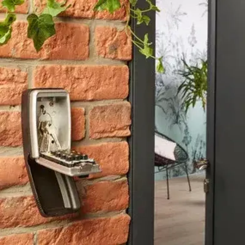 Seinäkassakaappi MASTER LOCK 5423EURD