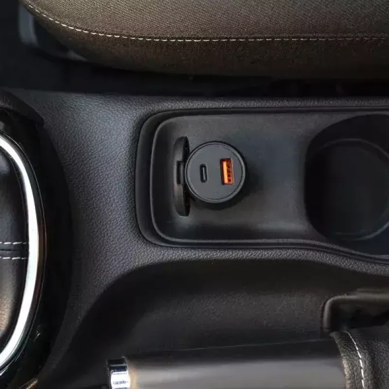 4smarts VoltRoad Ultimate autolaturi kannettaville, älypuhelimille ja tableteille pikalataustoiminnolla