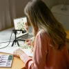 j5create JVU250 HD-verkkokamera automaatti- ja manuaalitarkennuskytkimellä