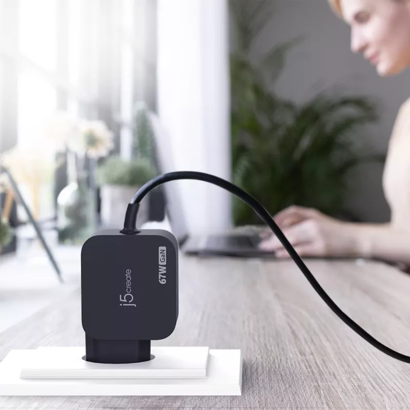 j5create JUP1565DCE3A-EN 67W GaN PD USB-C® -minilaturi 3 eri DC-pistokkeella - EU