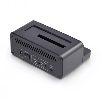 StarTech.com M.2 NVMe - 2,5/3,5 tuuman SATA-asemakloonaaja, kaksipaikkainen erillinen SSD-kloonaaja/asematelakka, kaksisuuntainen NVMe - SATA / SATA - NVMe, jopa 27 GB/min, TAA
