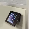 StarTech.com SECTBLTPOS lukittava tablettiteline 9,7 tuuman iPadille, pöytä- tai seinäasennus, teräs, 100 x 100 mm kiinnitys, musta