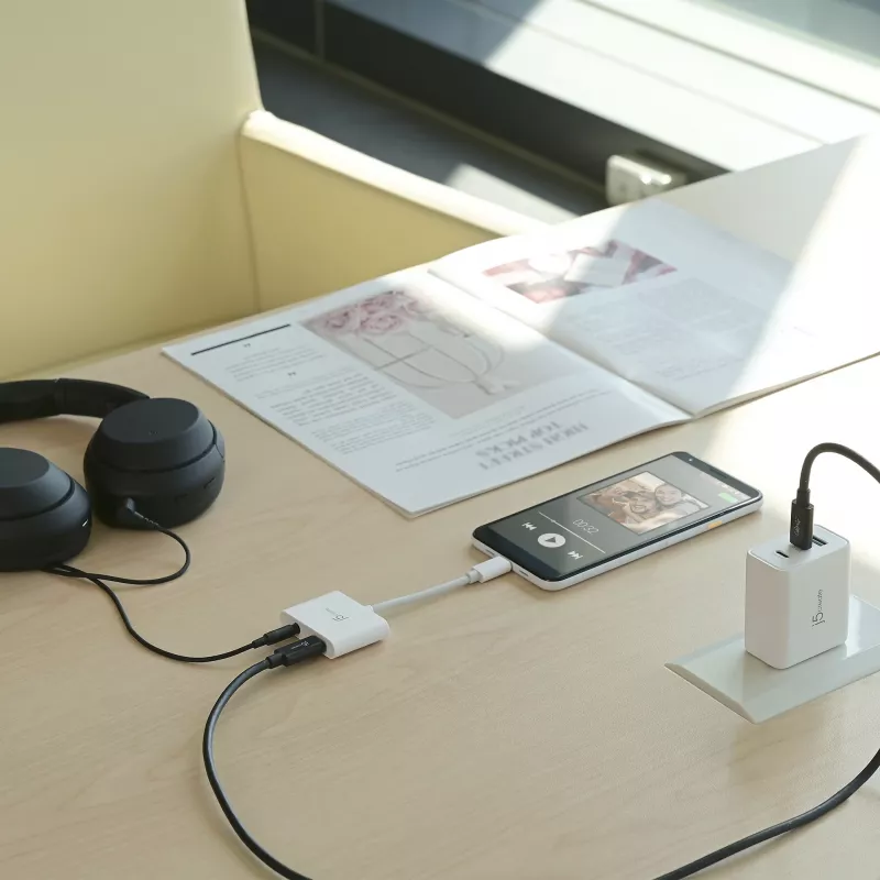 j5create JCA122 USB-C® - 3,5 mm äänisovitin Power Deliveryllä, musta