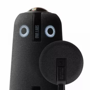 Owl Labs Meeting Owl 4+ ja Expansion Mic Meeting Owl 4+ -laajennusmikrofoni - laajenna äänen kantamaa suuremmissa tiloissa 8 jalkaa (2,5 metriä) mikrofonin suuntaan.