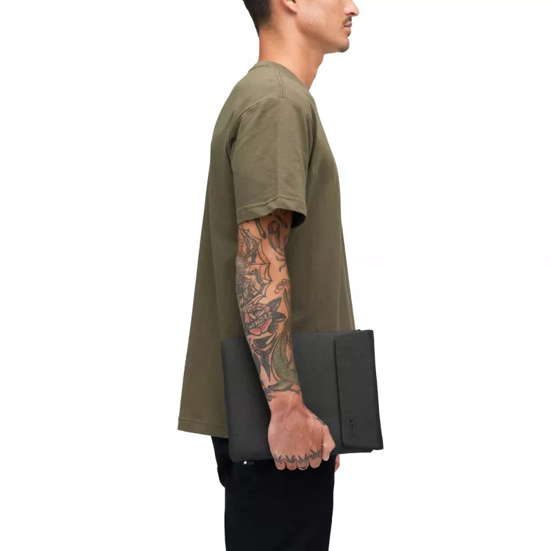 Tablettikotelo Incase Crosstown Sleeve 11 tuuman tabletille, musta