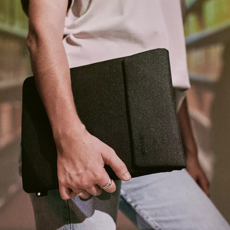 Tablettikotelo Incase Crosstown Sleeve 11 tuuman tabletille, musta