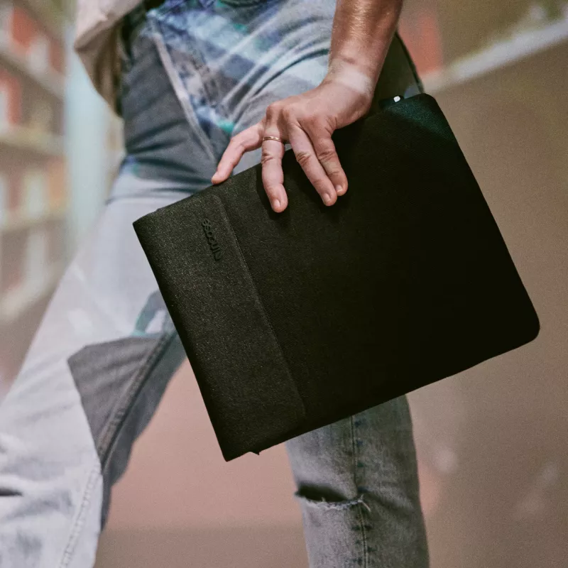 Tablettikotelo Incase Crosstown Sleeve 11 tuuman tabletille, musta