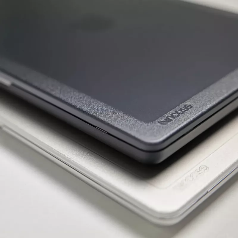 Kovakuorinen kotelo Incase Edge 16 tuuman MacBook Pro M1-M4 musta