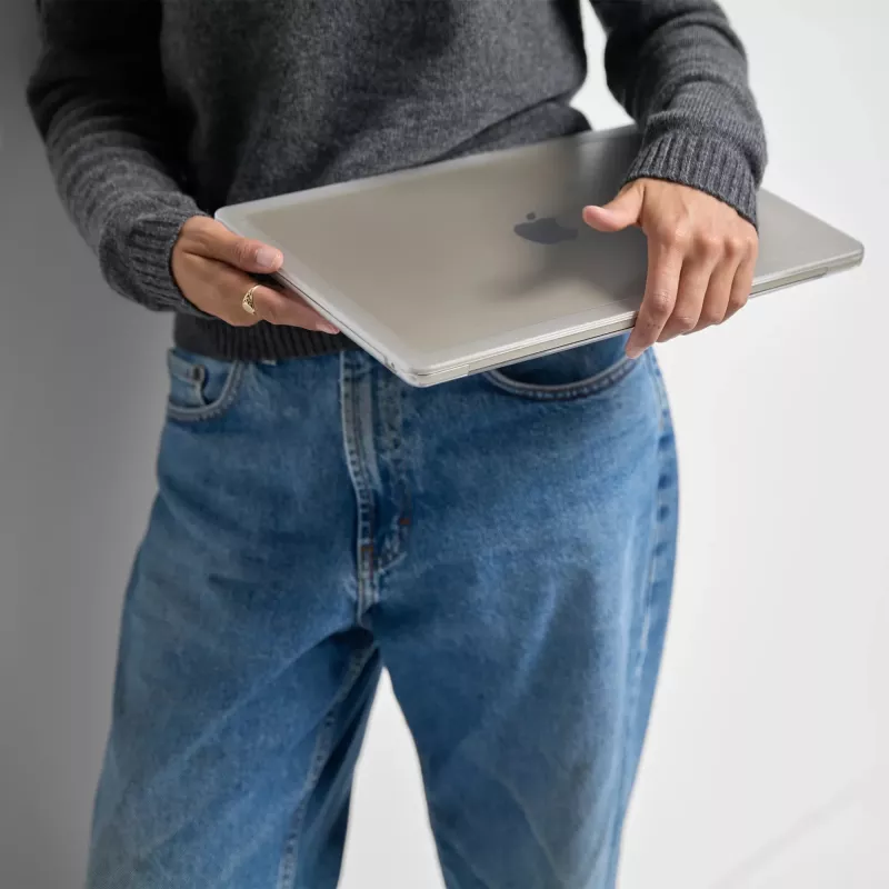 Kovakuorinen kotelo Incase Edge 16 tuuman MacBook Pro M1-M4 musta