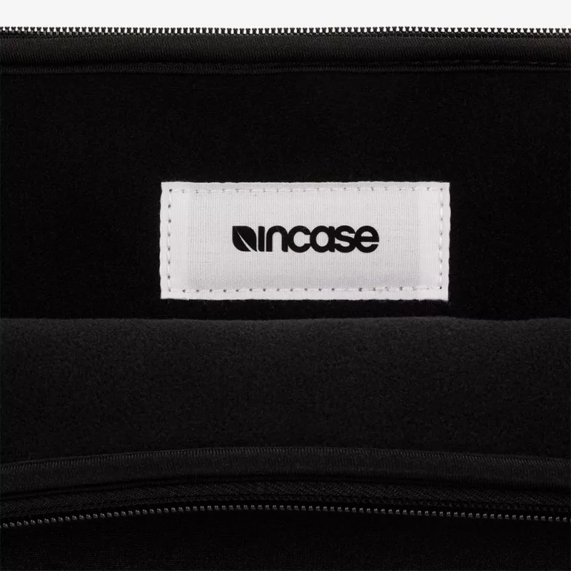 Incase Classic Sleeve 16 tuuman kannettaville (40,6 cm), musta