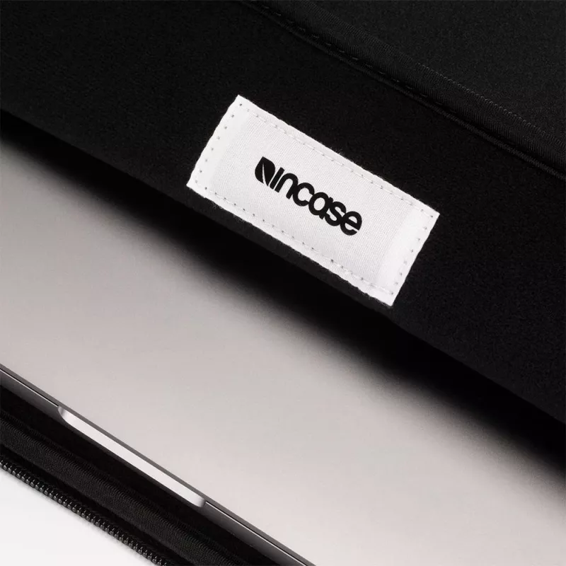 Incase Classic Sleeve 16 tuuman kannettaville (40,6 cm), musta