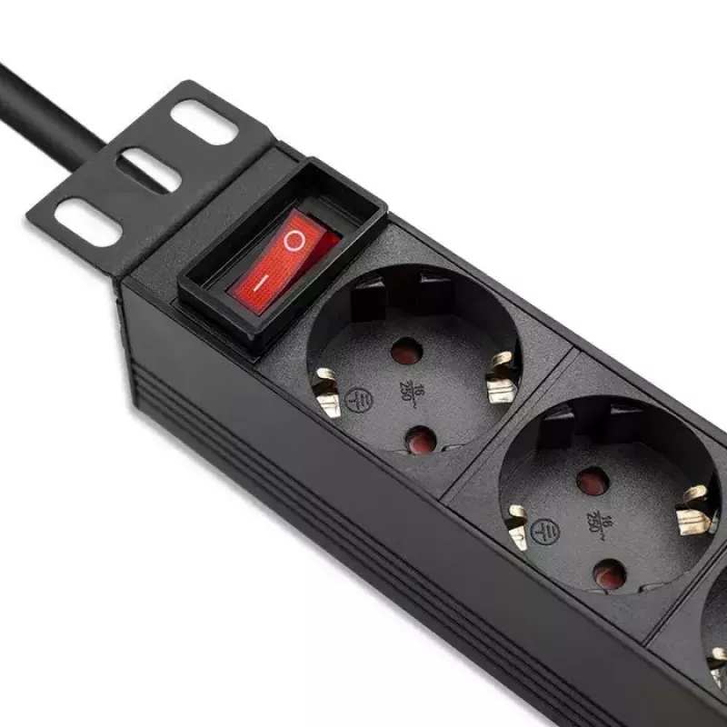 Pistorasia QOLTEC 54603 — 1U rack-asennettava, tulo 16A, 4× suojakosketinpistorasiaa