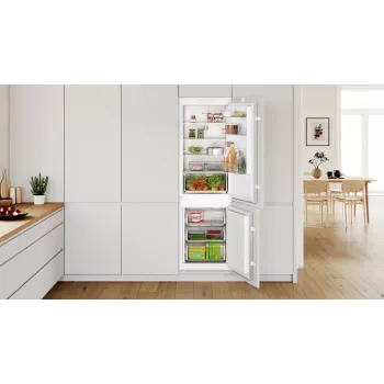 Bosch Serie 2 KIN86NSE0 jää-pakastinyhdistelmä kalusteisiin asennettava 260 L