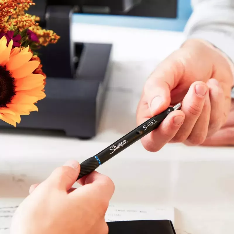 Täytettävä geelikynä Sharpie S-Gel musta – valkoinen runko, 0,7 mm medium kärki, klipsi, molempikätinen