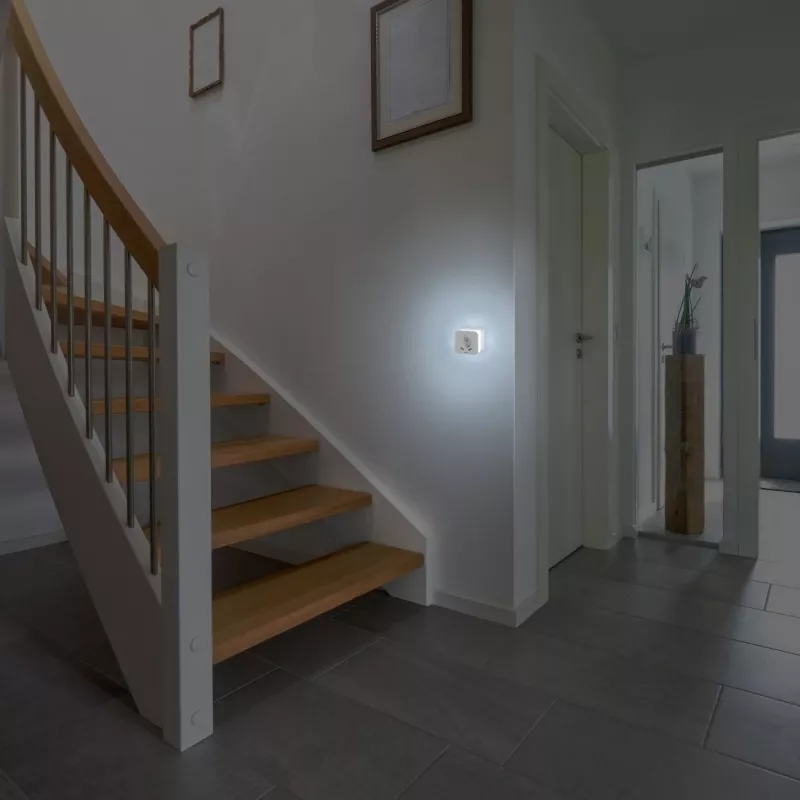 Hama 00223498 LED-yövalo pistorasialla, 2 USB-lähtöä, liike- ja valotunnistin