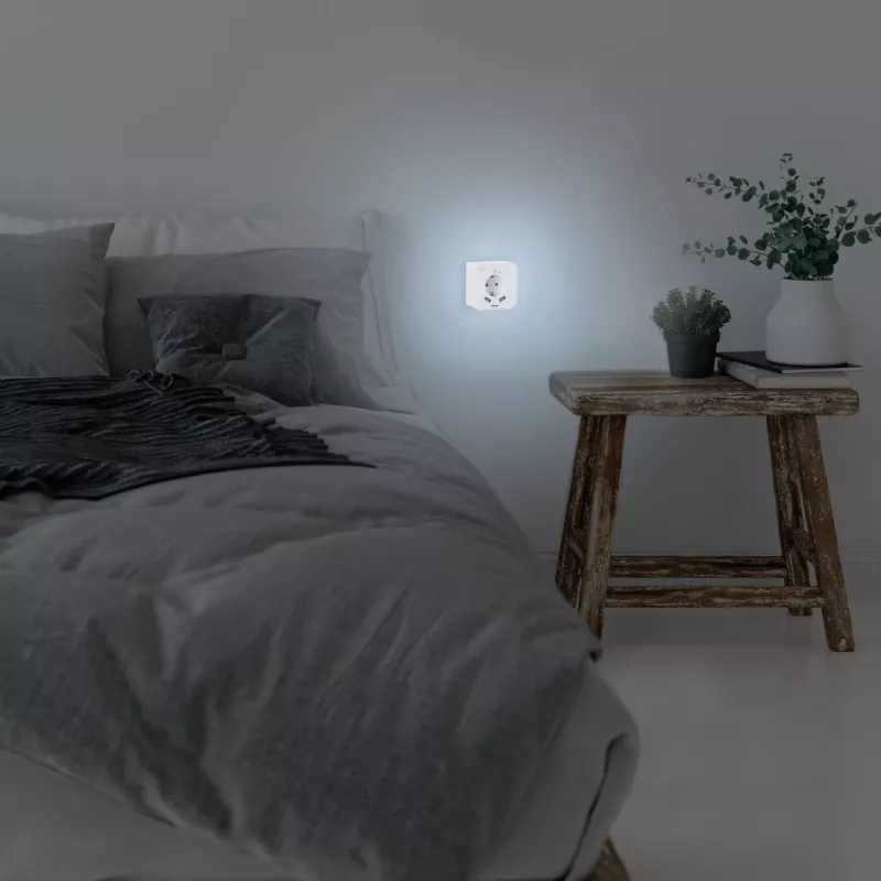 Hama 00223498 LED-yövalo pistorasialla, 2 USB-lähtöä, liike- ja valotunnistin