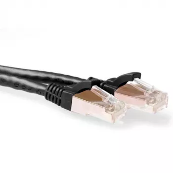 ACT musta 30 metrin SFTP CAT6A -verkkokaapeli lukituskielekkeen suojalla ja RJ45-liittimillä