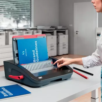 GBC CombBind® CB25E sähköinen sidontakone, kampasidontakone, sähköinen, 390 arkkia, musta, punainen
