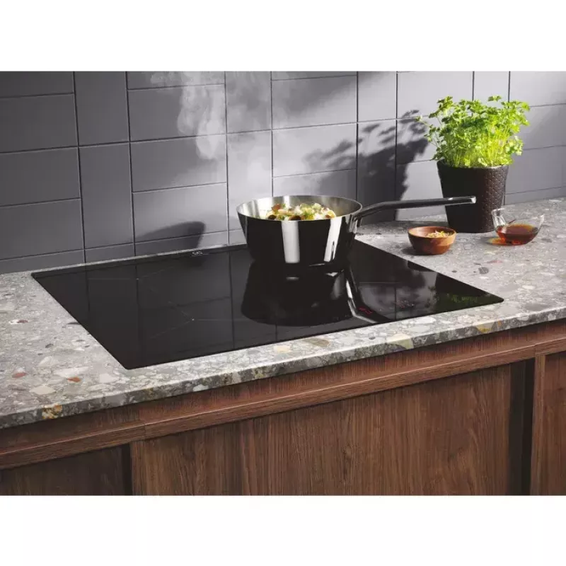 Electrolux LIL61424C musta kalusteisiin 60 cm vyöhykeinduktioliesi 4 vyöhykettä