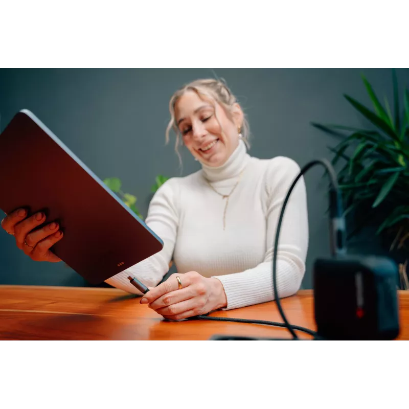 Verbatim Sync & Charge USB-C - USB-C 240W -kaapeli näytöllä 120 cm
