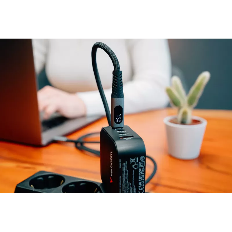 Verbatim Sync & Charge USB-C - USB-C 240W -kaapeli näytöllä 120 cm