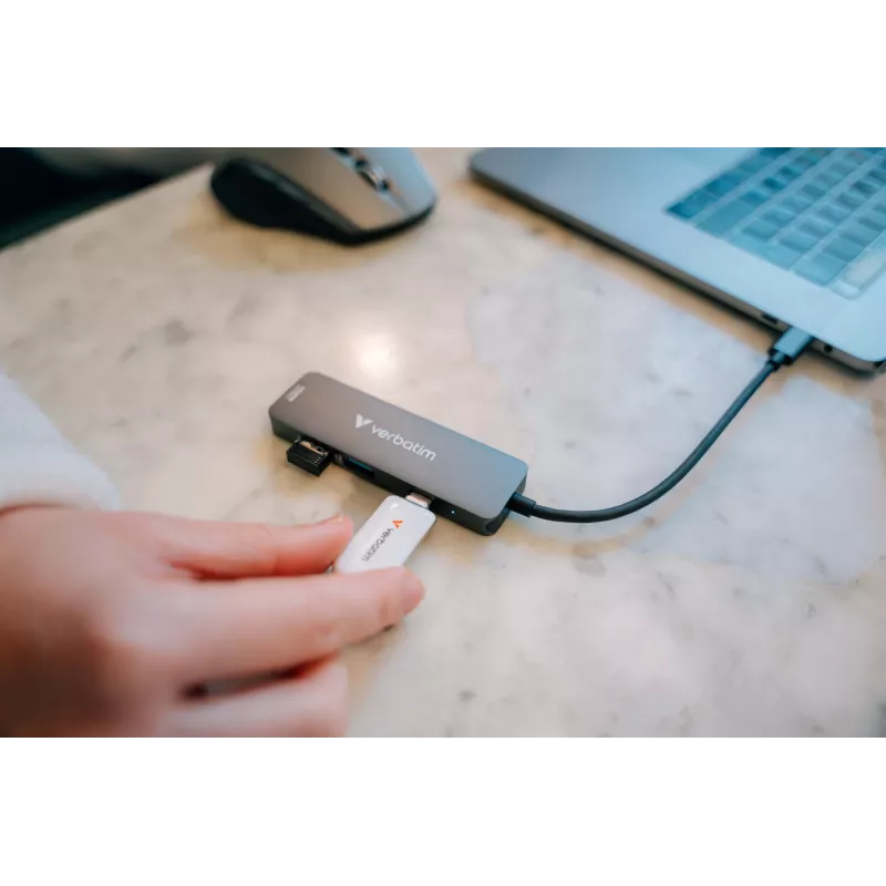 Verbatim USB-C Essentials -multiport-keskitin 4 porttia: HDMI, USB-C PD, USB-A 3.2 Gen 1, USB-A